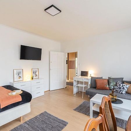 Room, Pirenejska 20 Cozy Rooms Warsaw Exterior photo